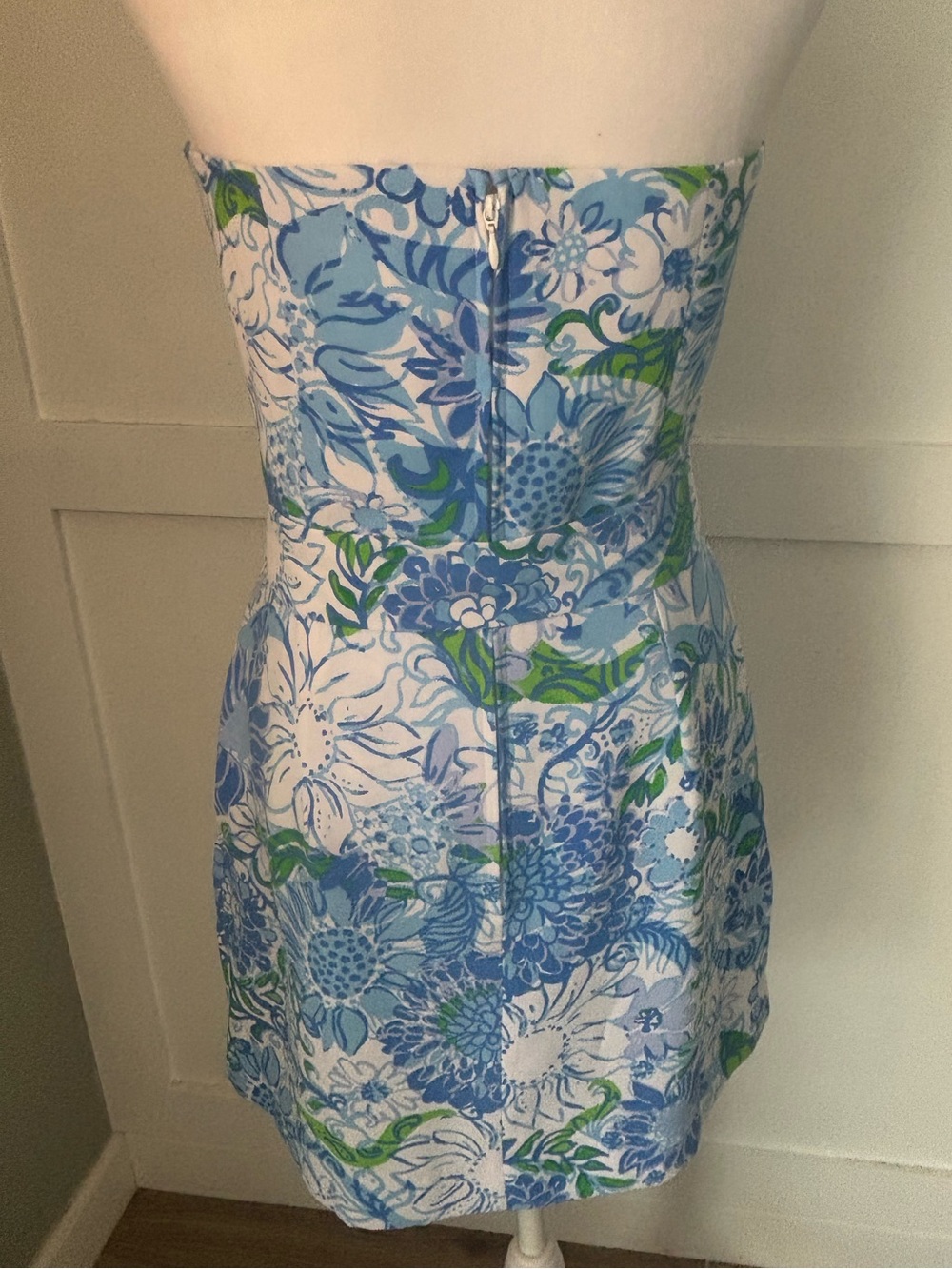 LILLY PULITZER Kylo Strapless Romper in Prenchie Blue Suns Out. Size 4 - Picture 4 of 8
